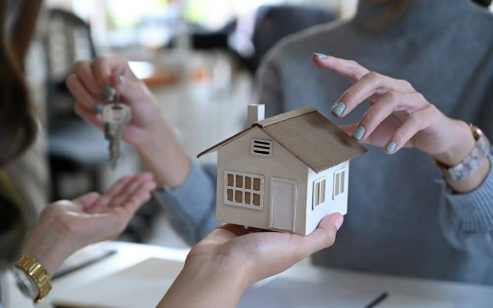 Venta de una vivienda española con hipoteca y compra de otra nueva