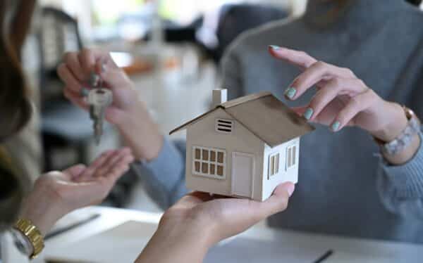 Venta de una vivienda española con hipoteca y compra de otra nueva